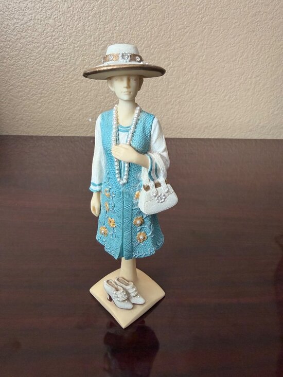 Other - Vintage Women of the World Lady Elizabeth of London Resin Figurine 5.5"